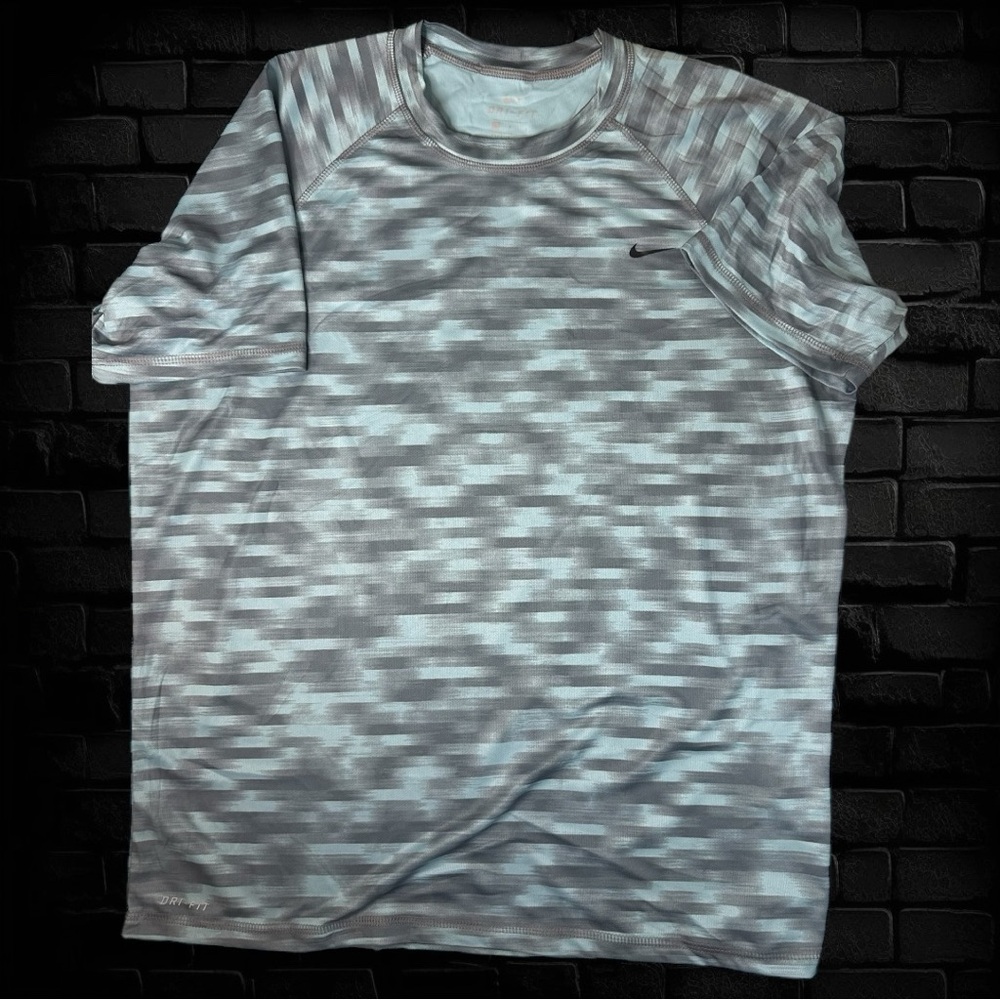 NWOT Nike Gray Blue Blurred Dri Fit Logo Short Sleeve Shirt UPF 40+